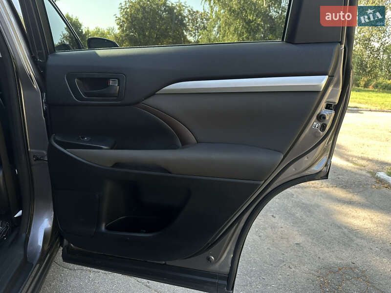 Позашляховик / Кросовер Toyota Highlander 2016 в Путивлі