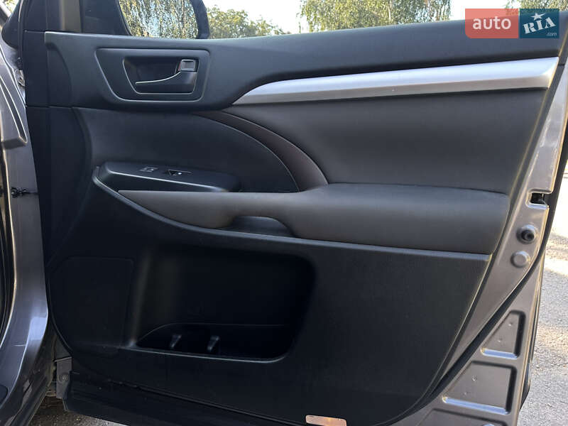 Позашляховик / Кросовер Toyota Highlander 2016 в Путивлі