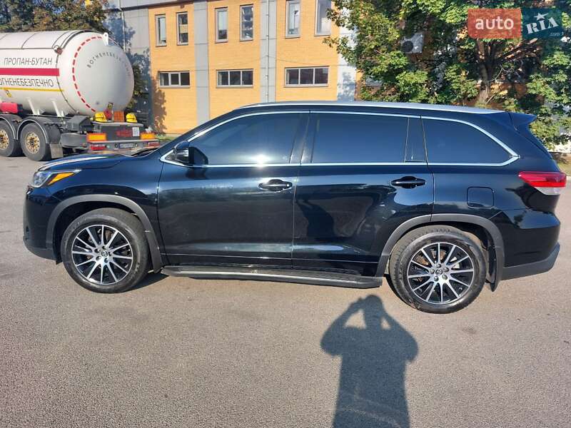 Внедорожник / Кроссовер Toyota Highlander 2017 в Днепре