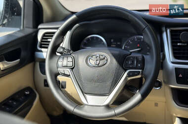 Внедорожник / Кроссовер Toyota Highlander 2017 в 