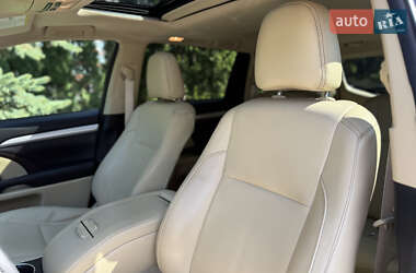 Внедорожник / Кроссовер Toyota Highlander 2017 в 