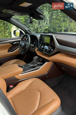 Внедорожник / Кроссовер Toyota Highlander 2021 в 