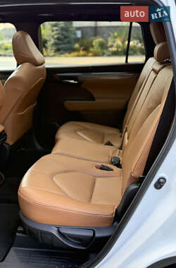 Внедорожник / Кроссовер Toyota Highlander 2021 в 