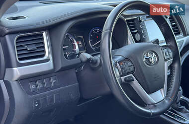 Внедорожник / Кроссовер Toyota Highlander 2018 в 