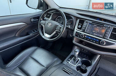 Внедорожник / Кроссовер Toyota Highlander 2018 в 