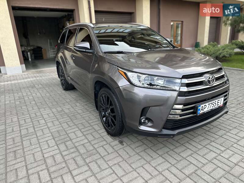 Внедорожник / Кроссовер Toyota Highlander 2018 в Запорожье