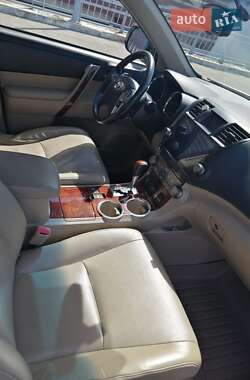 Позашляховик / Кросовер Toyota Highlander 2013 в 