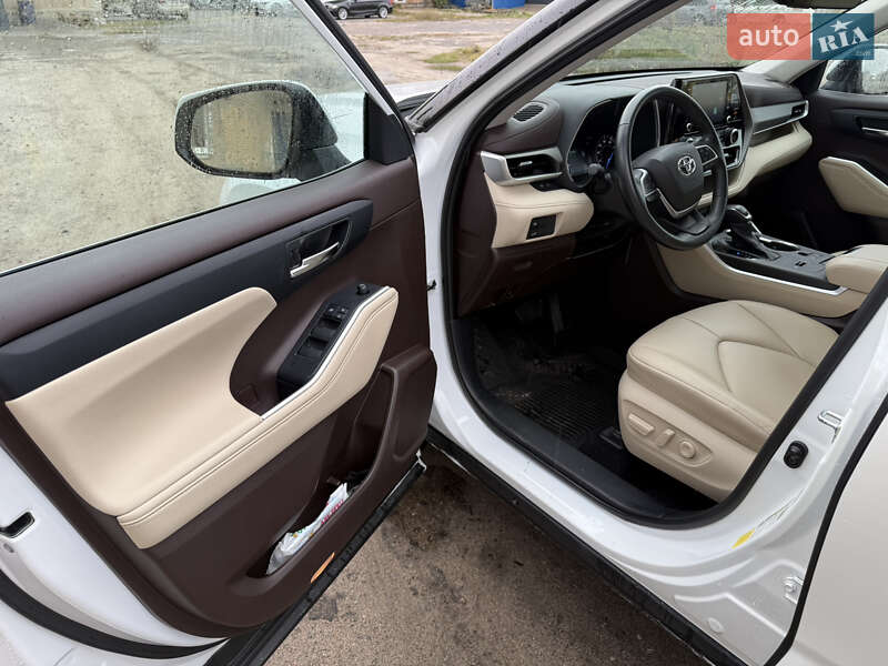 Позашляховик / Кросовер Toyota Highlander 2022 в Фастові
