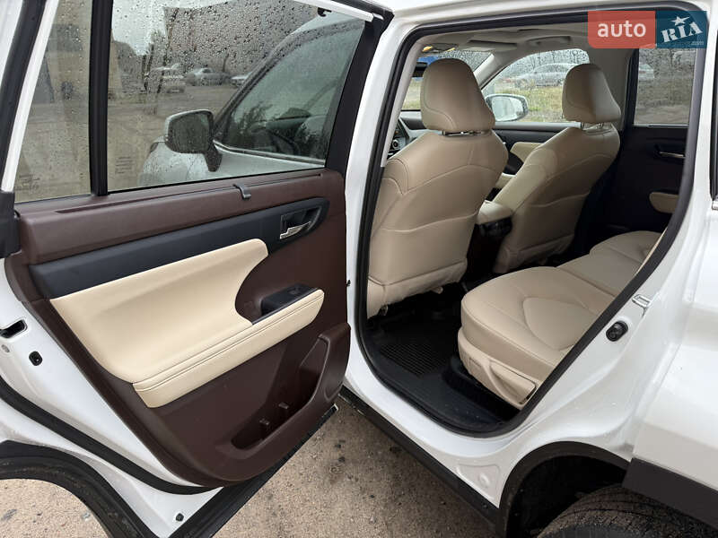 Позашляховик / Кросовер Toyota Highlander 2022 в Фастові