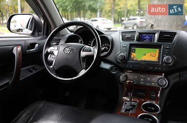 Внедорожник / Кроссовер Toyota Highlander 2012 в 