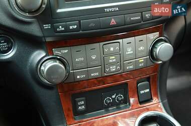 Внедорожник / Кроссовер Toyota Highlander 2012 в 