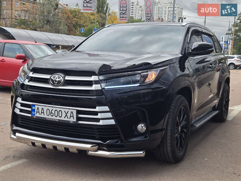 Внедорожник / Кроссовер Toyota Highlander 2017 в Киеве