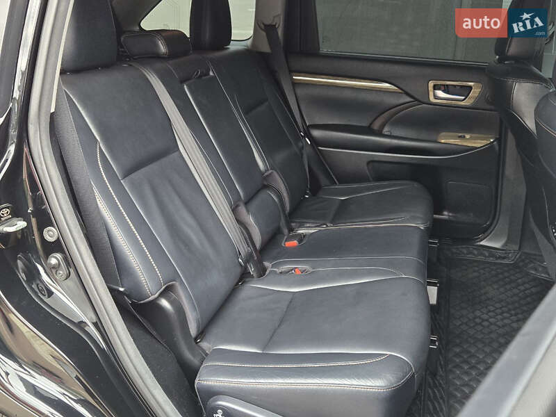 Внедорожник / Кроссовер Toyota Highlander 2017 в Киеве