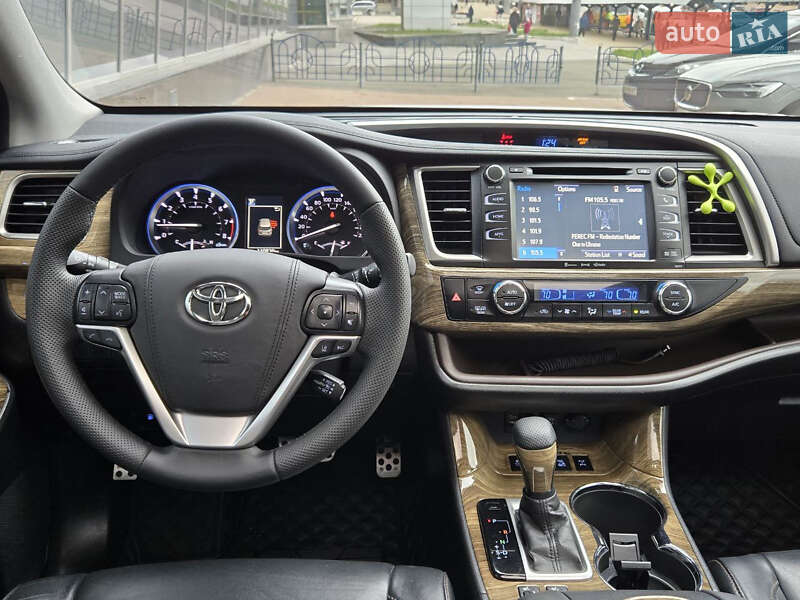 Внедорожник / Кроссовер Toyota Highlander 2017 в Киеве