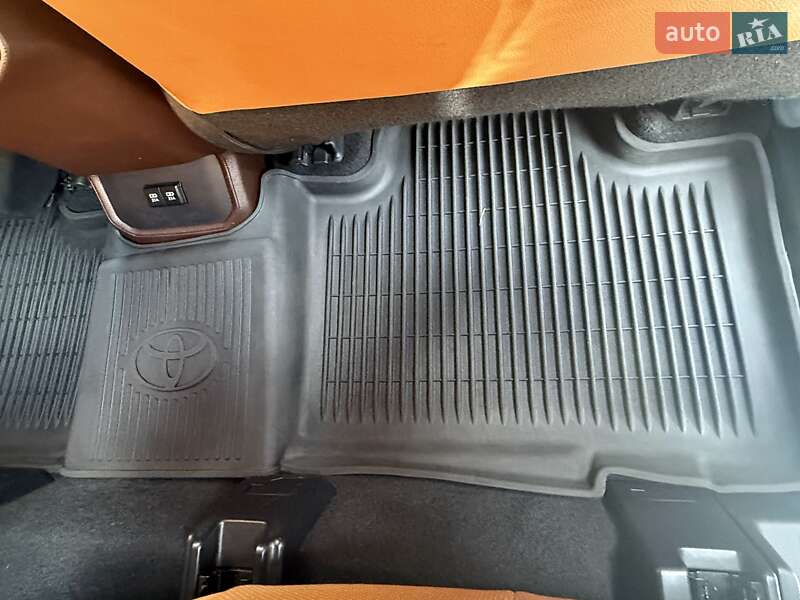 Внедорожник / Кроссовер Toyota Highlander 2020 в Киеве