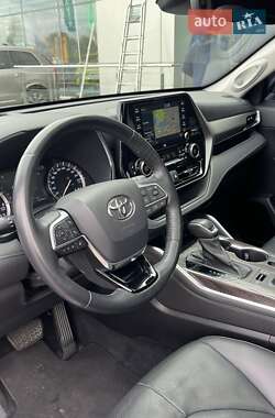 Внедорожник / Кроссовер Toyota Highlander 2021 в 