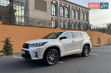 Позашляховик / Кросовер Toyota Highlander 2018 в 