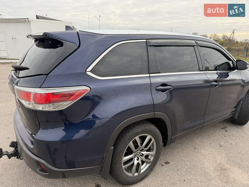 Позашляховик / Кросовер Toyota Highlander 2015 в Переяславі
