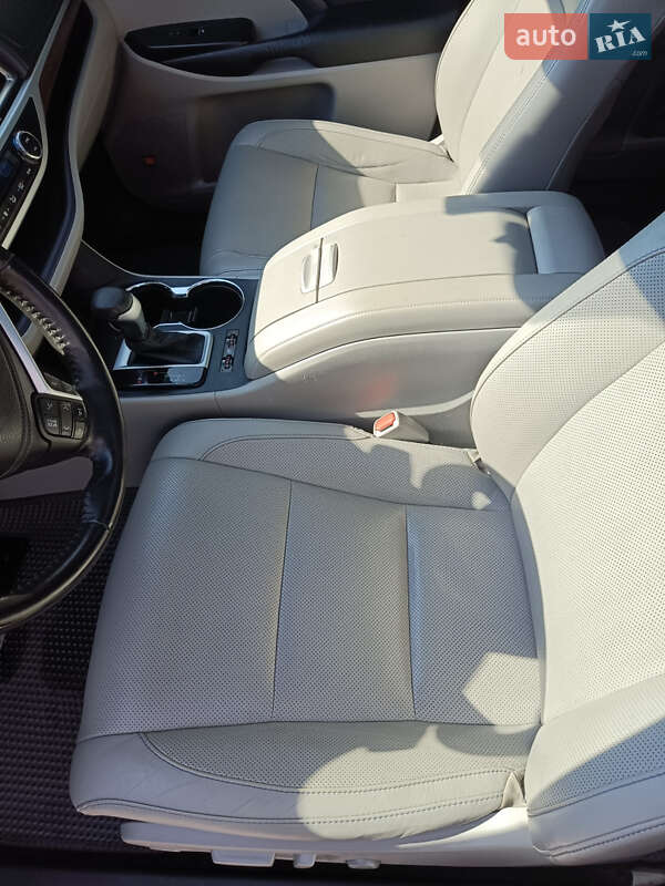 Позашляховик / Кросовер Toyota Highlander 2015 в Переяславі