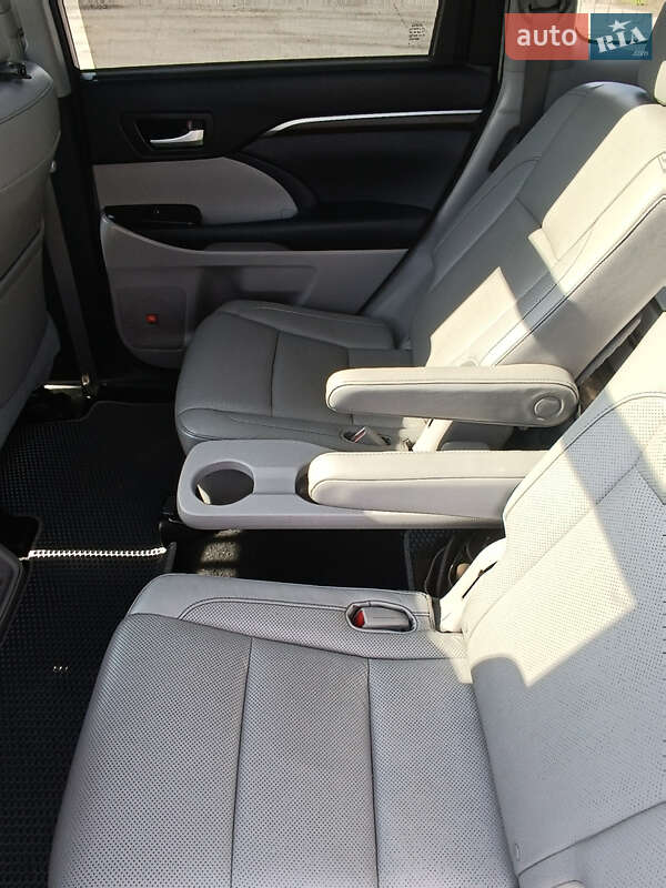 Позашляховик / Кросовер Toyota Highlander 2015 в Переяславі