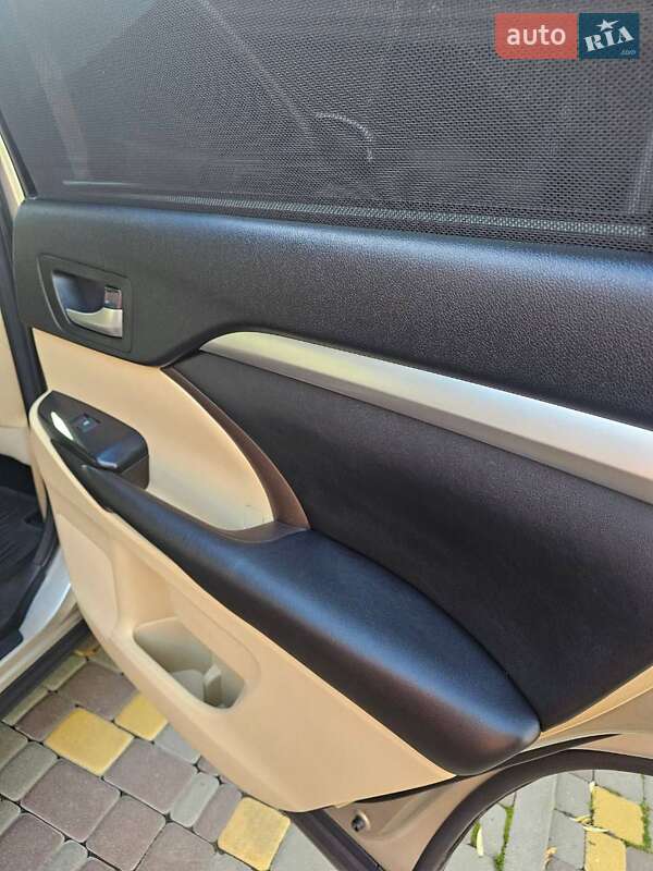 Внедорожник / Кроссовер Toyota Highlander 2016 в Киеве