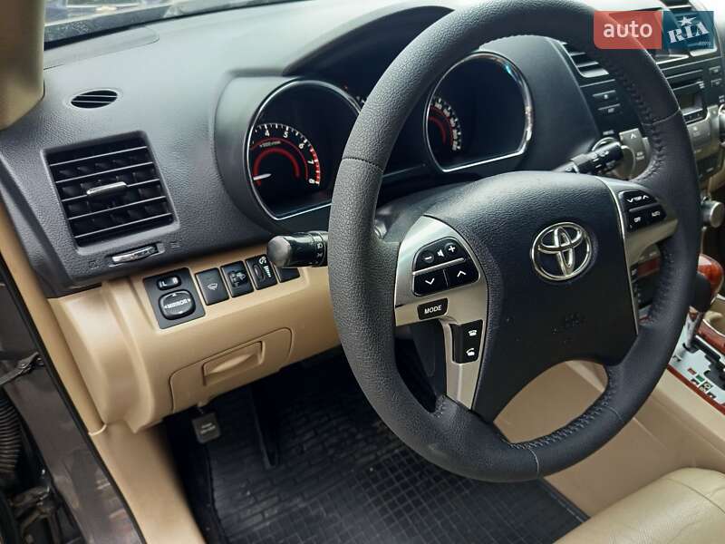 Внедорожник / Кроссовер Toyota Highlander 2011 в Буче