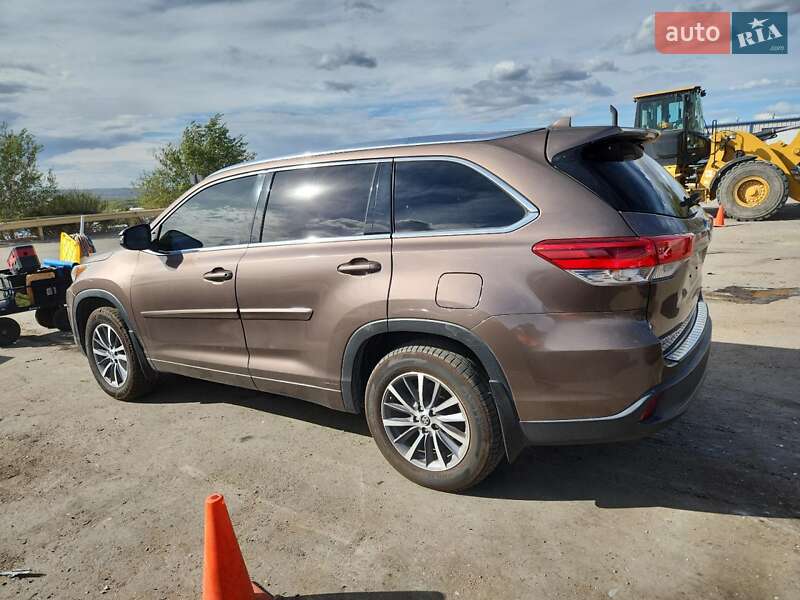 Внедорожник / Кроссовер Toyota Highlander 2018 в Киеве