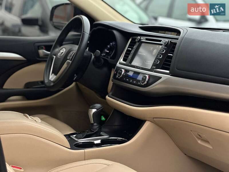Внедорожник / Кроссовер Toyota Highlander 2016 в Киеве