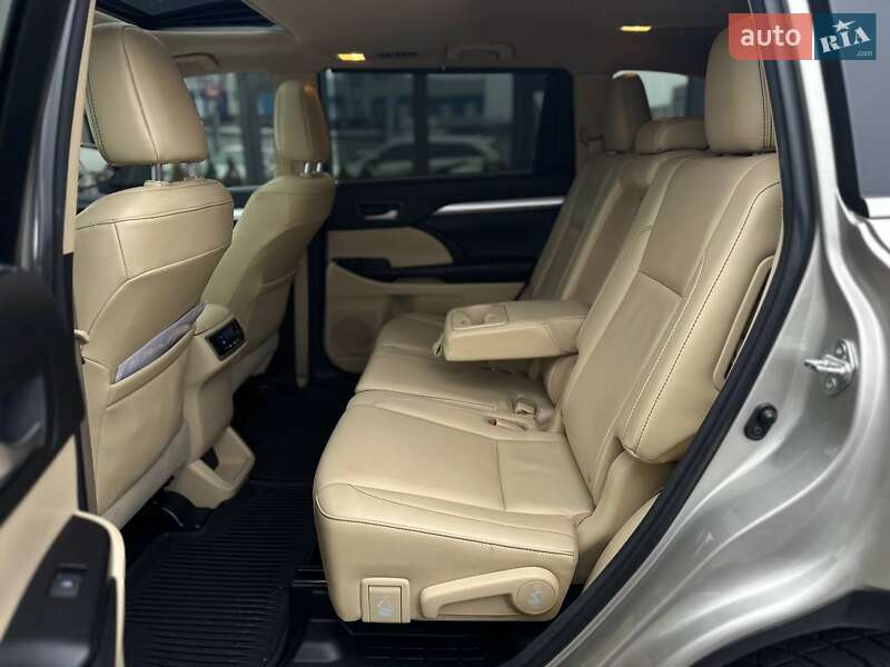 Внедорожник / Кроссовер Toyota Highlander 2016 в Киеве