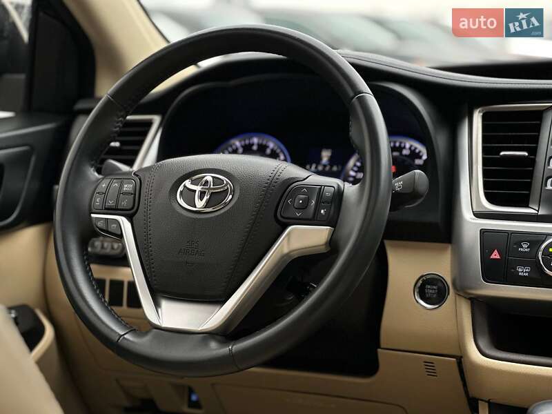 Внедорожник / Кроссовер Toyota Highlander 2016 в Киеве