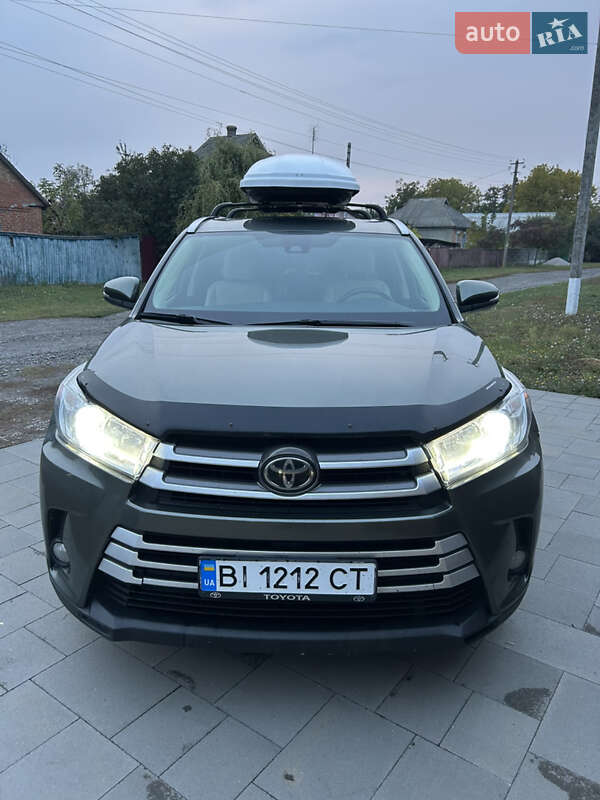 Позашляховик / Кросовер Toyota Highlander 2017 в Лубнах