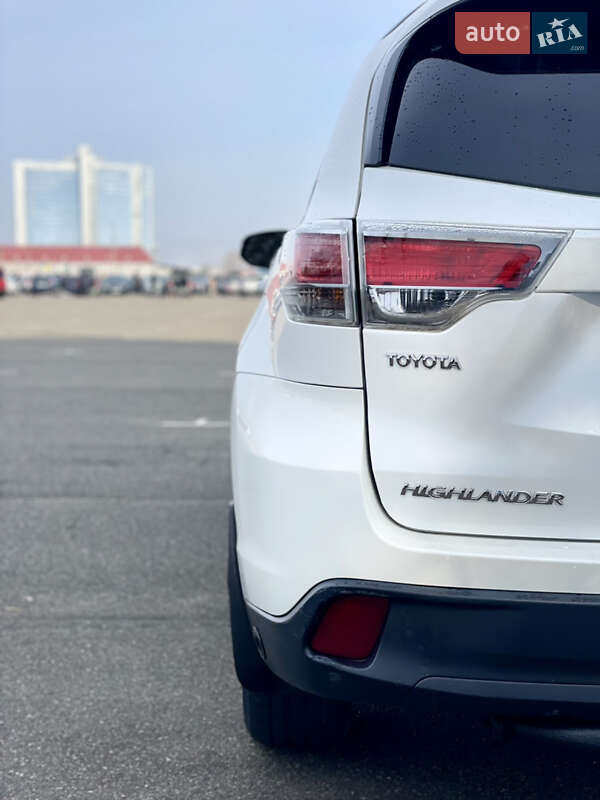 Внедорожник / Кроссовер Toyota Highlander 2016 в Киеве