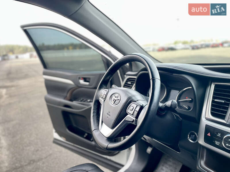 Внедорожник / Кроссовер Toyota Highlander 2016 в Киеве