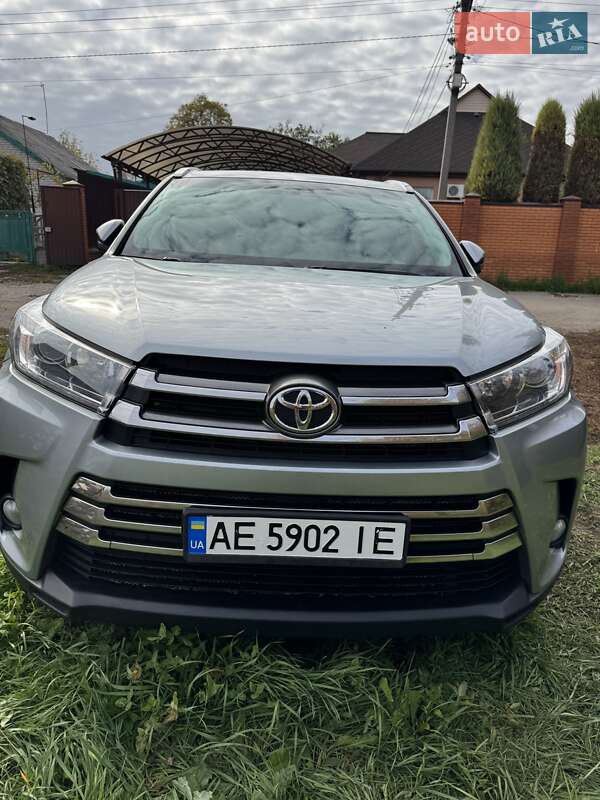Позашляховик / Кросовер Toyota Highlander 2017 в Магдалинівці