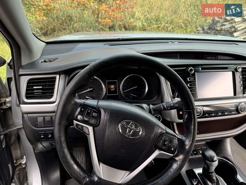 Позашляховик / Кросовер Toyota Highlander 2017 в Магдалинівці