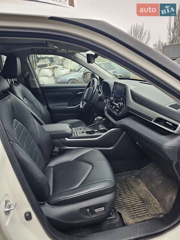 Внедорожник / Кроссовер Toyota Highlander 2021 в Николаеве