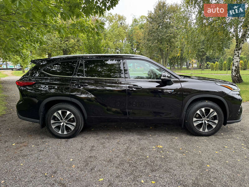 Внедорожник / Кроссовер Toyota Highlander 2021 в Хмельницком