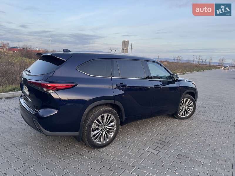 Внедорожник / Кроссовер Toyota Highlander 2022 в Ужгороде