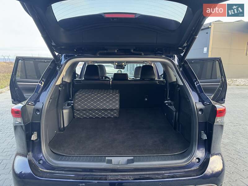 Внедорожник / Кроссовер Toyota Highlander 2022 в Ужгороде