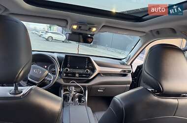 Внедорожник / Кроссовер Toyota Highlander 2022 в Ужгороде