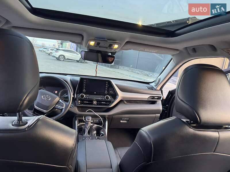 Внедорожник / Кроссовер Toyota Highlander 2022 в Ужгороде