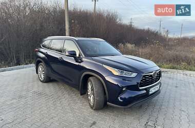 Внедорожник / Кроссовер Toyota Highlander 2022 в Ужгороде