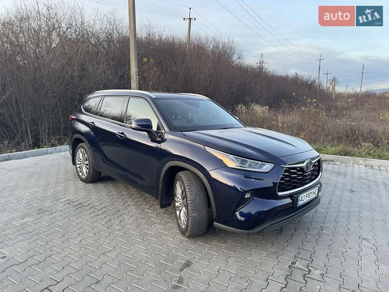 Внедорожник / Кроссовер Toyota Highlander 2022 в Ужгороде