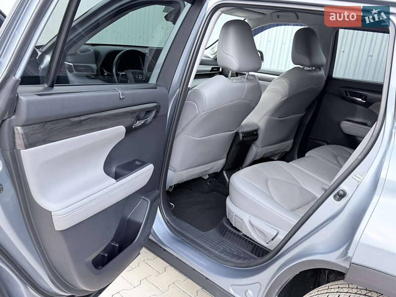 Внедорожник / Кроссовер Toyota Highlander 2021 в Киеве