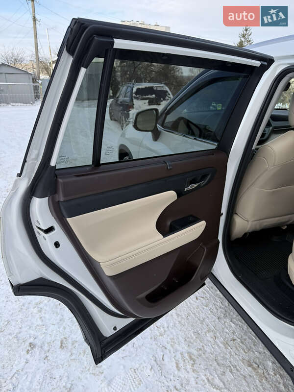 Внедорожник / Кроссовер Toyota Highlander 2022 в Фастове