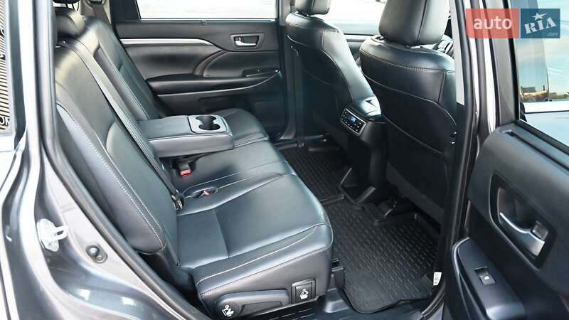 Внедорожник / Кроссовер Toyota Highlander 2019 в Киеве
