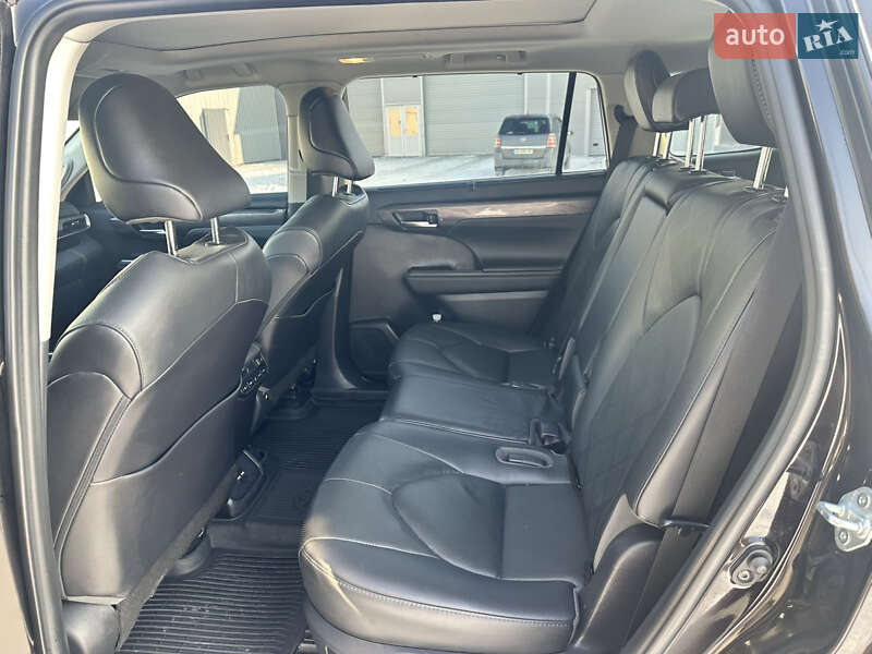 Внедорожник / Кроссовер Toyota Highlander 2021 в Гайсине