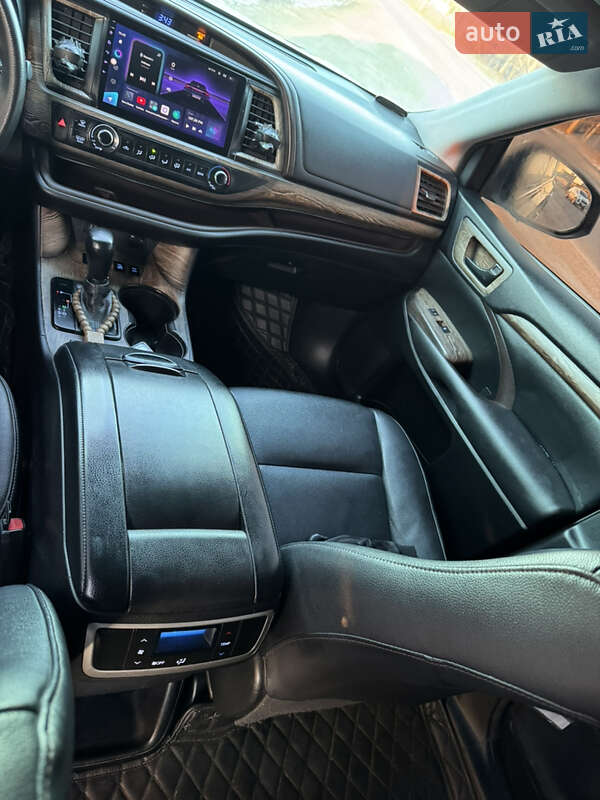 Внедорожник / Кроссовер Toyota Highlander 2016 в Кропивницком