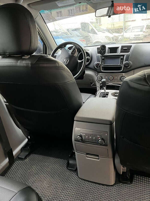 Внедорожник / Кроссовер Toyota Highlander 2013 в Каменец-Подольском