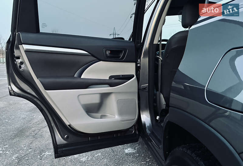 Внедорожник / Кроссовер Toyota Highlander 2017 в Днепре